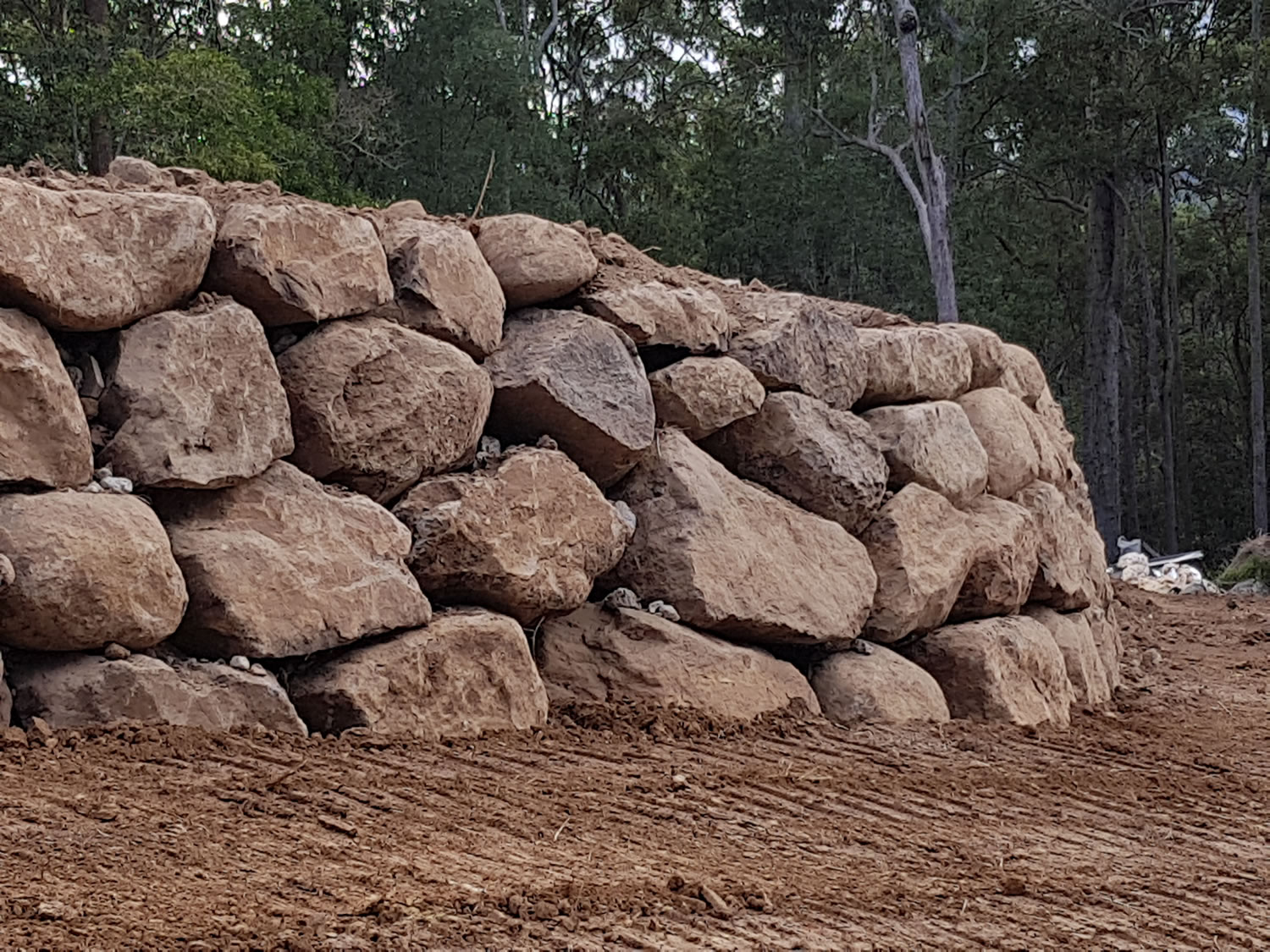 large bush rock retaining wall builder gold coast